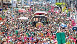 Mesmo com chuva, blocos garantem festa no pré-carnaval de Maceió