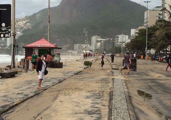Ressaca deixa 'mar de areia', quebra deque e danifica quiosques no RJ