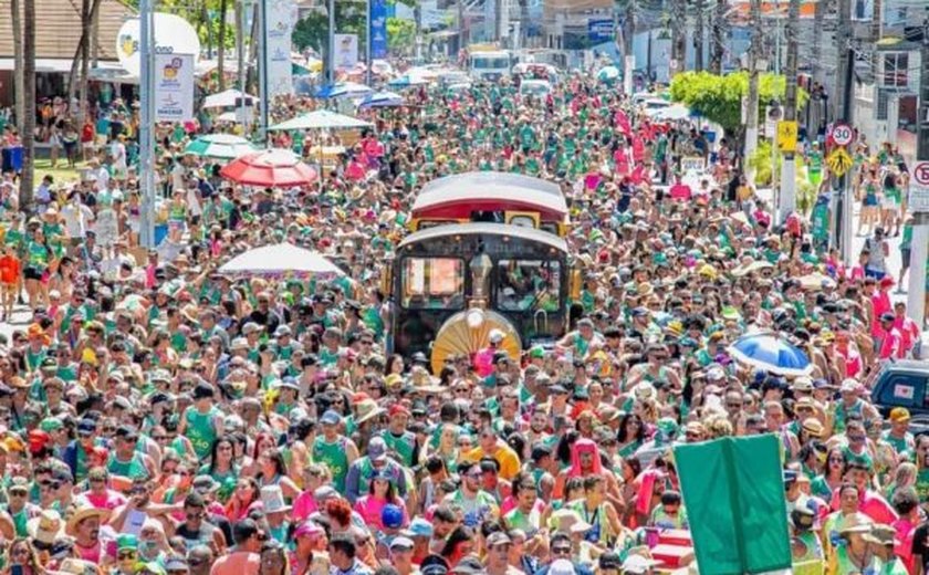 Mesmo com chuva, blocos garantem festa no pré-carnaval de Maceió