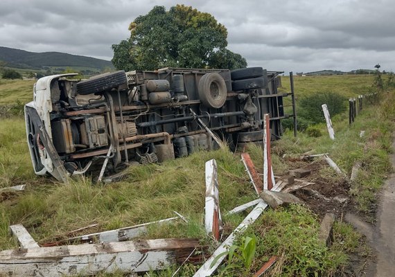 Caminhoneiro perde controle do veículo e tomba na BR-101