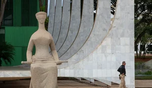 Primeira Turma do STF forma maioria para manter prisão de Bolsonaro