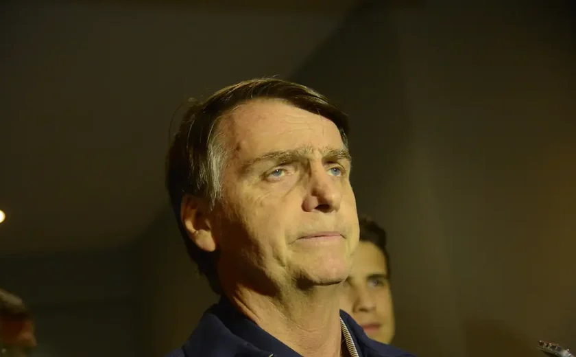 Defesa de Bolsonaro pede prisão domiciliar humanitária ao STF
