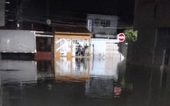 Inundação causa transtornos a moradores do bairro do Prado