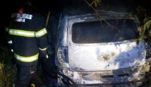 Carro capota após colidir em outro veículo