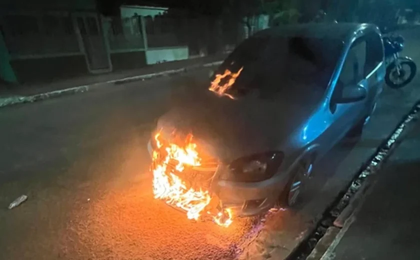 Veículo é incendiado em via pública no bairro Baixão, em Arapiraca