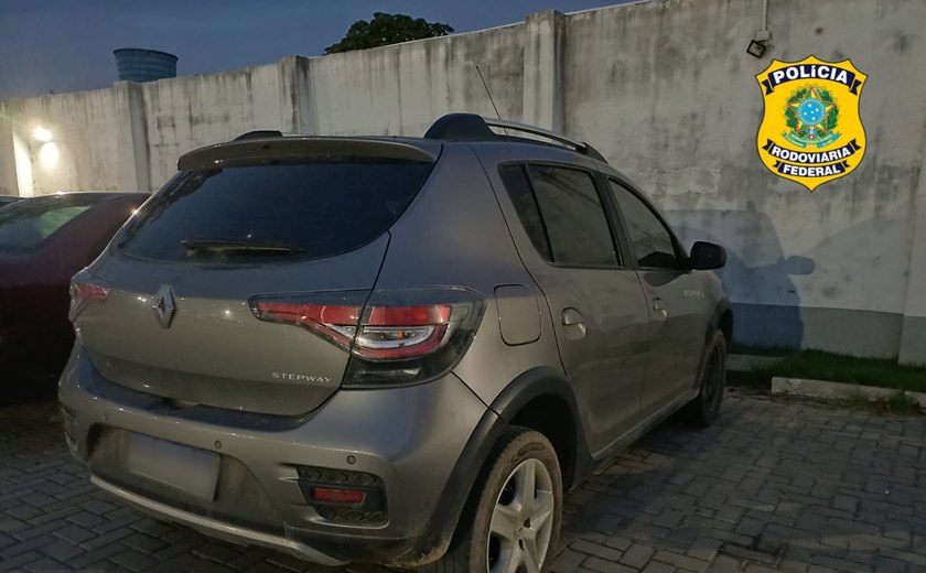 PRF prende foragido da justiça por homicídio conduzindo carro clonado em Rio Largo