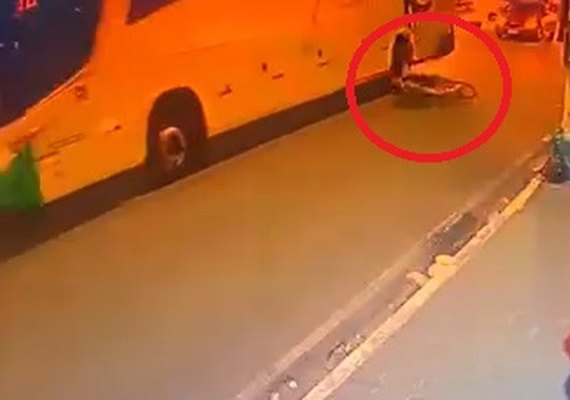 Adolescente de 14 anos morre após ser atropelado por ônibus no Centro de Arapiraca