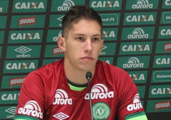 Jackson Follman é o primeiro sobrevivente da Chape a voltar ao Brasil