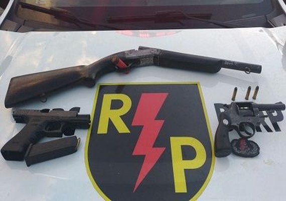 Pai e filho são presos pela Radiopatrulha com três armas de fogo em Riacho Doce