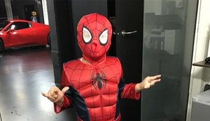 Neymar compartilha imagem do filho fantasiado de Homem-Aranha