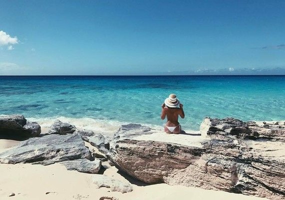 Bruna Marquezine posa sem maquiagem no Caribe e exibe bronzeado