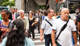 Expectativa de vida do brasileiro sobe para 76,6 anos em 2024, diz IBGE