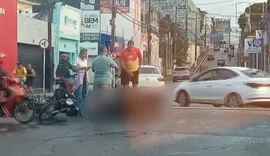 Colisão entre carro e motocicleta deixa duas pessoas feridas no Centro de Maceió
