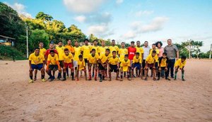 Sedetur e Confut doam material esportivo para atletas mirins de Riacho Doce
