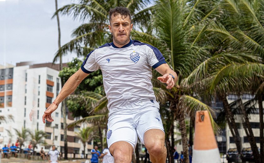 Elenco do CSA realiza treino físico na praia de Jatiúca