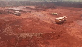 Chuva arrasta caixões para fora da cova em cemitério de MG