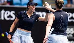 Dupla de Luisa Stefani vence estreia e avança à 2ª rodada do US Open