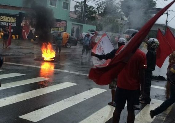 Protestos da greve geral começam em Alagoas com queima de pneus em Maceió