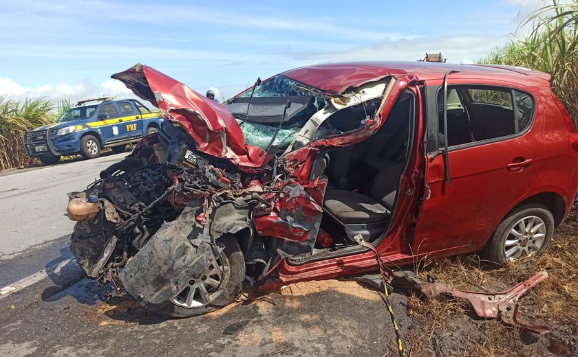 Carro de passeio e caminhão dos Correios colidem na BR-424 e uma pessoa fica ferida