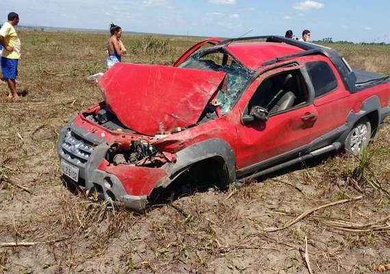 Capotamento de veículo causa a morte de duas pessoas em Atalaia