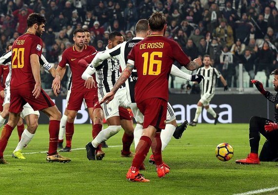 Alisson pega quase tudo e Juventus vence jogão contra a Roma