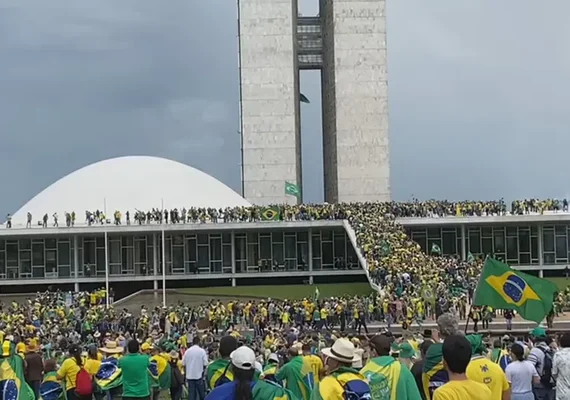 Bolsonaristas  invadem Congresso Nacional, o STF e o Palácio do Planalto