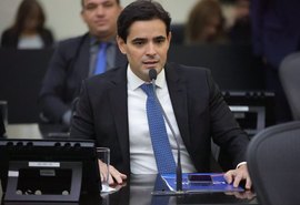 Deputado cobra solução para retirada de estacionamentos na orla de Maceió