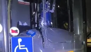 Motorista e passageiros se jogam no chão para escapar dos tiros; coletivo ficou destruído e precisou ser recolhido
