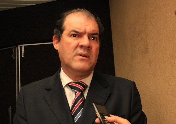 No dia da volta ao Tribunal de Contas do Estado, Cícero Amélio tira férias