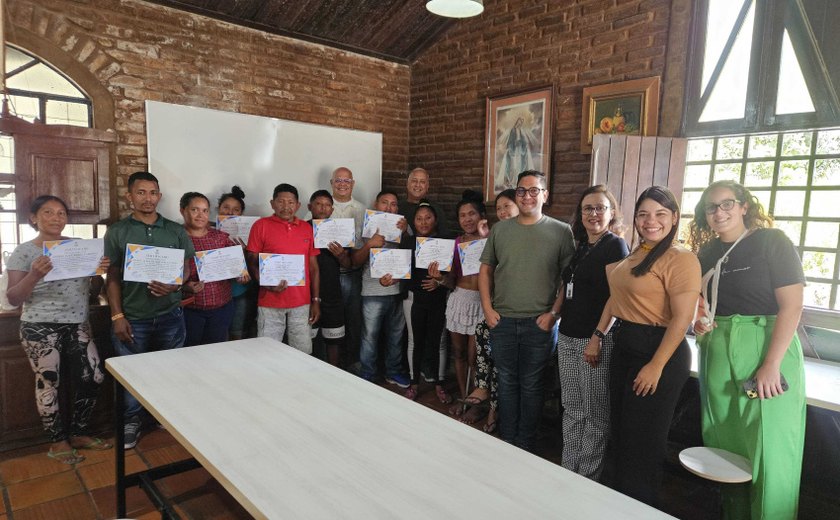 Semed certifica 14 indígenas venezuelanos que concluíram curso de Introdução à Língua Portuguesa