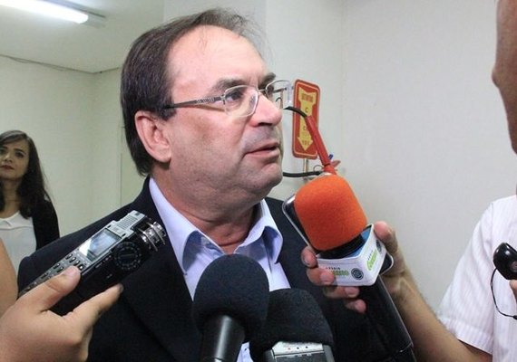 Luciano Barbosa não assumiu Governo de Alagoas para tirar férias