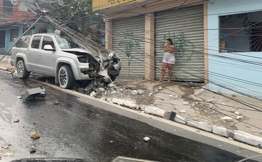 Caminhonete derruba transformador após colisão em poste na Leste-Oeste