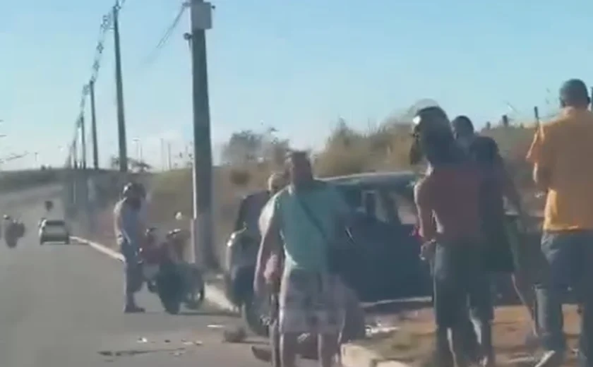 Carro sai da pista e deixa duas pessoas feridas na Avenida Rota do Mar, em Maceió