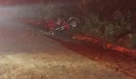 Adolescente de 16 anos morre em colisão de moto com viatura da polícia