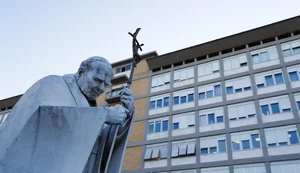 Papa Francisco passou dia sem novas crises respiratórias, diz Vaticano