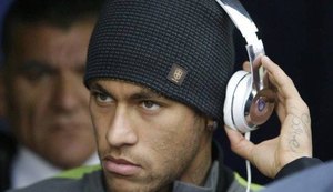 Neymar se irrita com vazamento de noivado e procura culpado