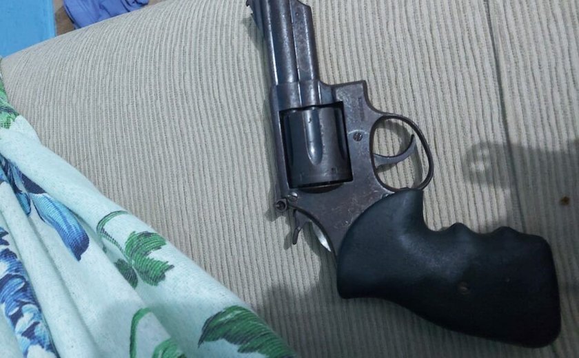 Ação integrada detém homem com arma de fogo e drogas em Maceió