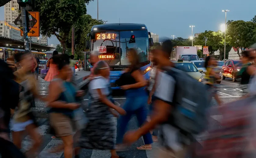Empresas pagavam, em média, 15,8% mais a homens que a mulheres em 2023