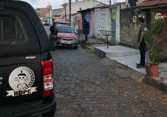 Operação policial cumpre mandados de busca e apreensão em Maceió