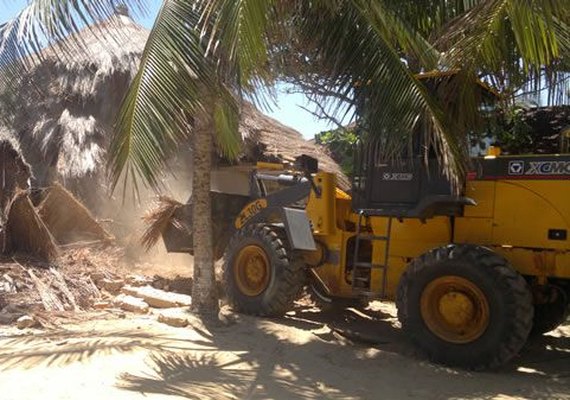 Barracas da Praia do Francês começam a ser demolidas na quarta-feira