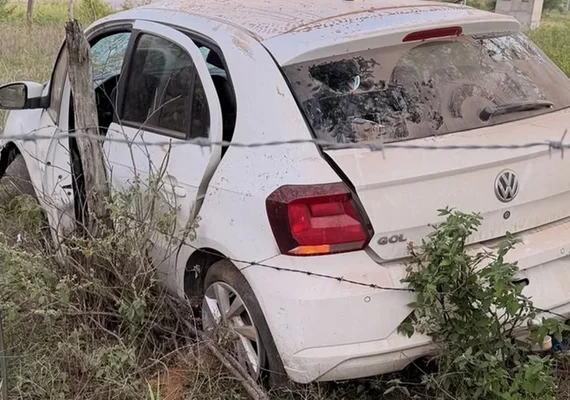 Carro capota às margens da AL-130 entre Maravilha e Ouro Branco