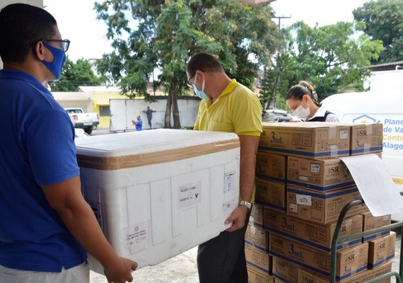 Governo de AL amplia imunização contra Covid-19 para pessoas a partir de 42 anos