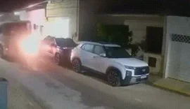 Caminhão de coleta de lixo perde controle e atinge carro estacionado em Maragogi