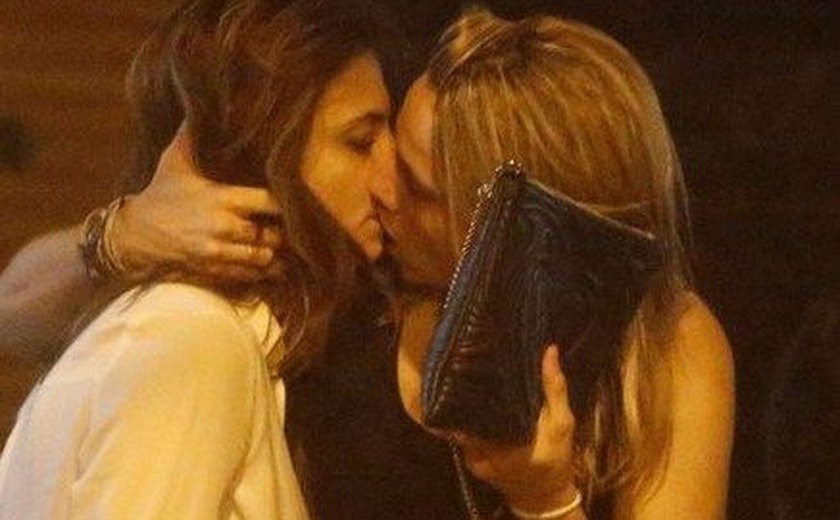 Fernanda Gentil ganha beijo da namorada em aniversário de 30 anos no Rio de Janeiro