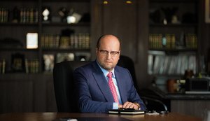 'Loucura, não. Coragem!' de Nelson Wilians chega às livrarias alagoanas