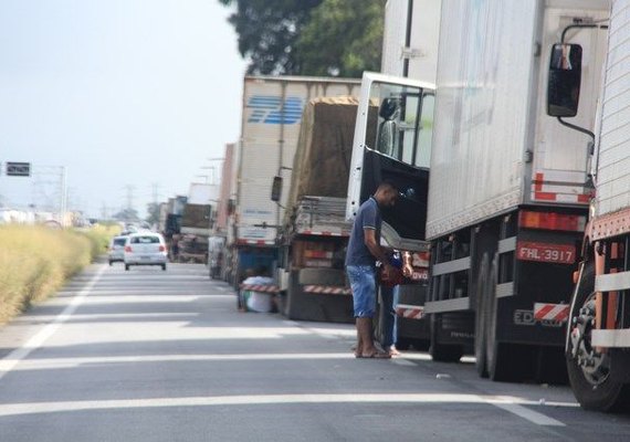 Adesão a greve divide entidades que representam caminhoneiros