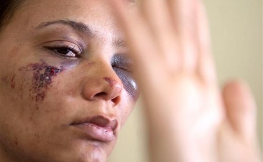 Mais de 500 mulheres são vítimas de agressão física a cada hora no Brasil