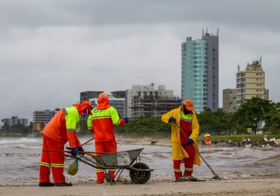 De janeiro a outubro, garis retiraram mais de 7.900 toneladas de lixo da orla marítima