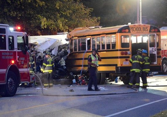 Acidente entre dois ônibus deixa pelo menos seis mortos nos EUA