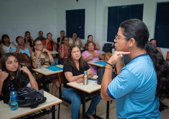Educação abre vagas para o curso de formação para professores com foco no atendimento à pessoa surda